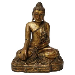 Asiatischer geschnitzter Buddha aus vergoldetem Holz des 19. Jahrhunderts mit eingelegten Glasaugen, um 1900