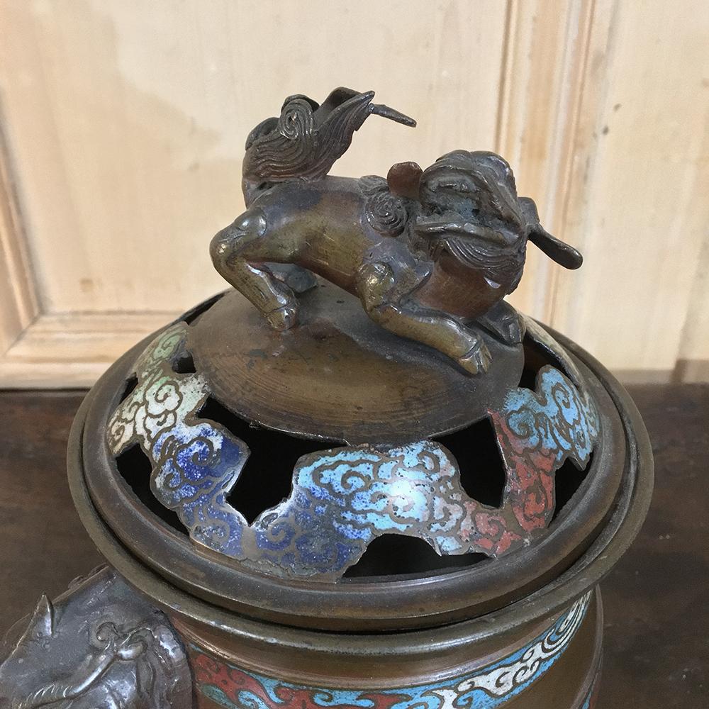 Chinoiseries Brûleur d'encens asiatique en cloisonné du 19ème siècle en vente