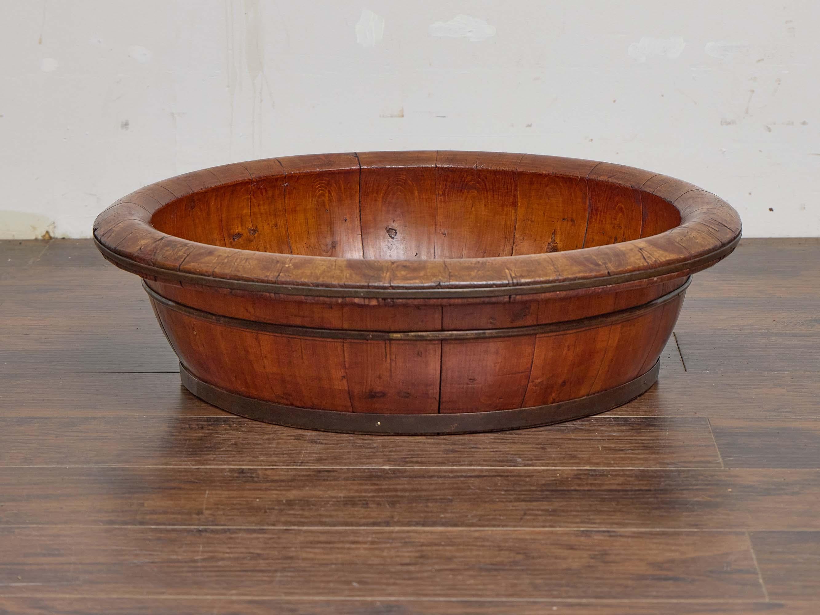 Cuenco asiático del siglo XIX de madera dura de Coopers con borde ancho y bandas de latón Asiático en venta