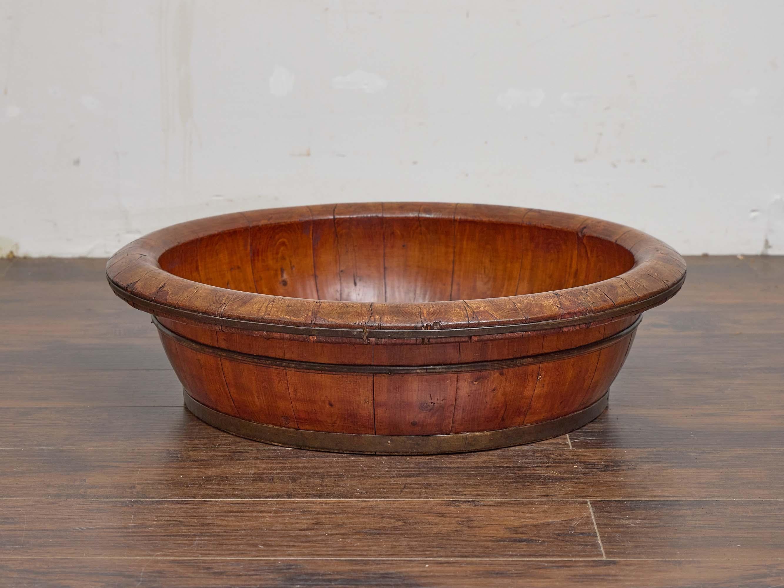 Cuenco asiático del siglo XIX de madera dura de Coopers con borde ancho y bandas de latón en Bueno estado para la venta en Atlanta, GA