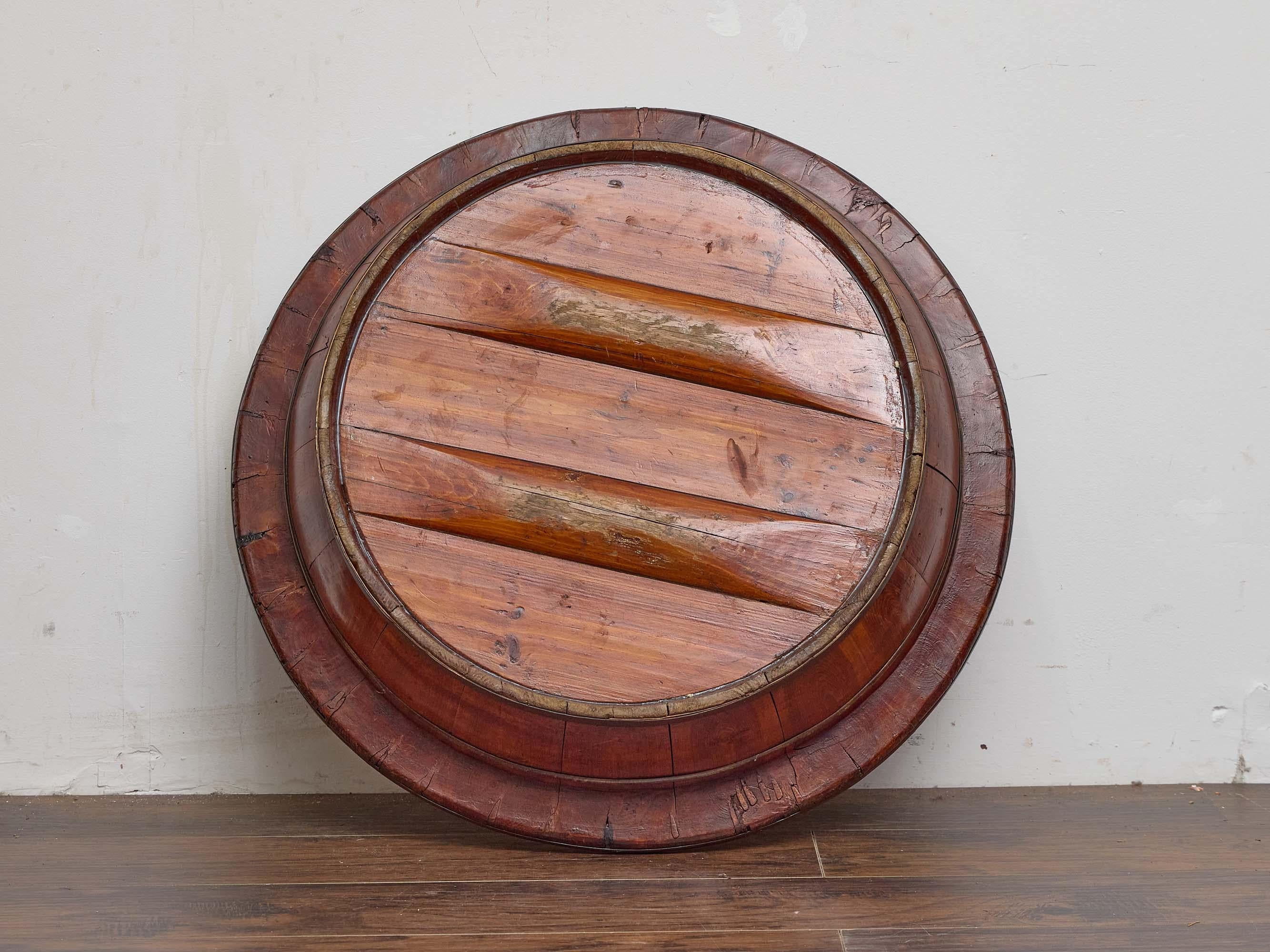 Cuenco asiático del siglo XIX de madera dura de Coopers con borde ancho y bandas de latón Latón en venta
