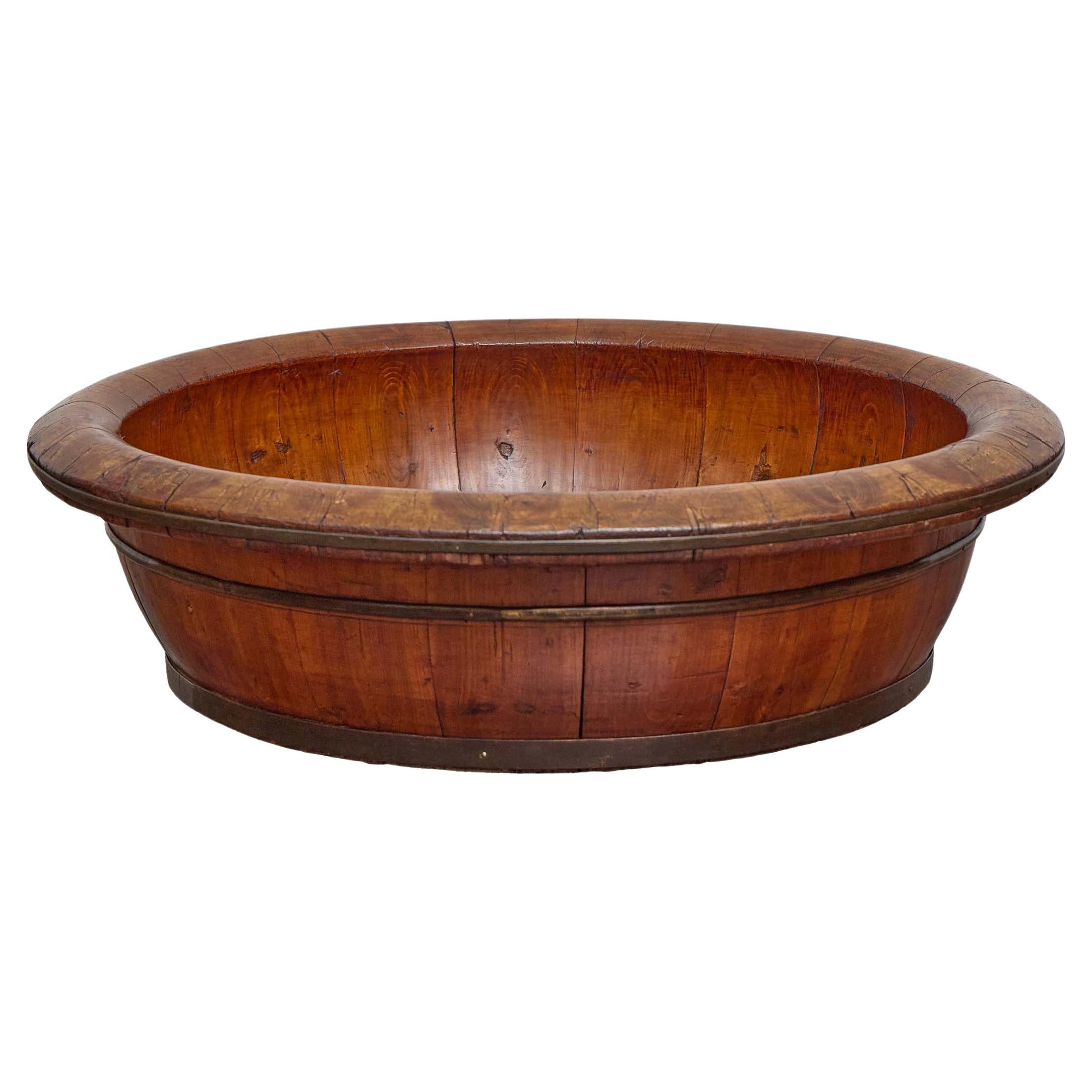 Cuenco asiático del siglo XIX de madera dura de Coopers con borde ancho y bandas de latón en venta