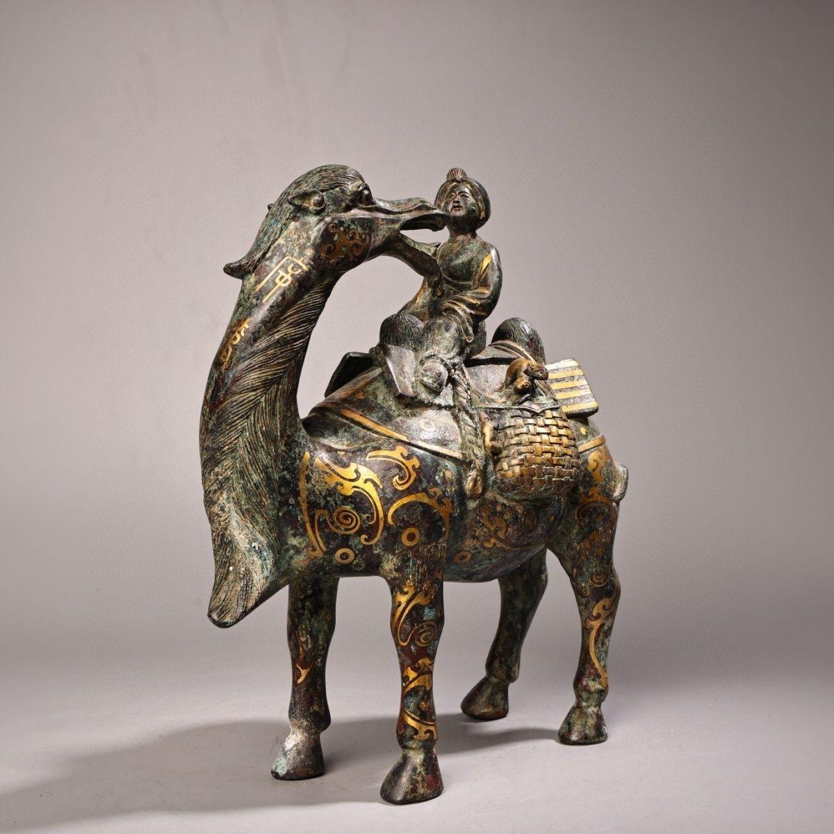 19th Century Asian Gold Bronze Lady Riding Camel Statue In Fair Condition For Sale In 景德镇市, CN