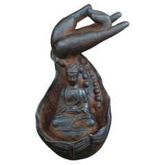 Statua asiatica in ferro del XIX secolo del Buddha seduto sotto la mano del Buddha