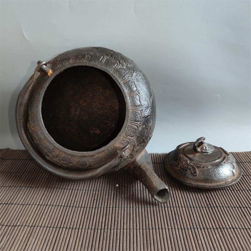 19th Century Asian Iron Teapot with Longevity Crane Pine Tree Patterns In Good Condition In 景德镇市, CN
