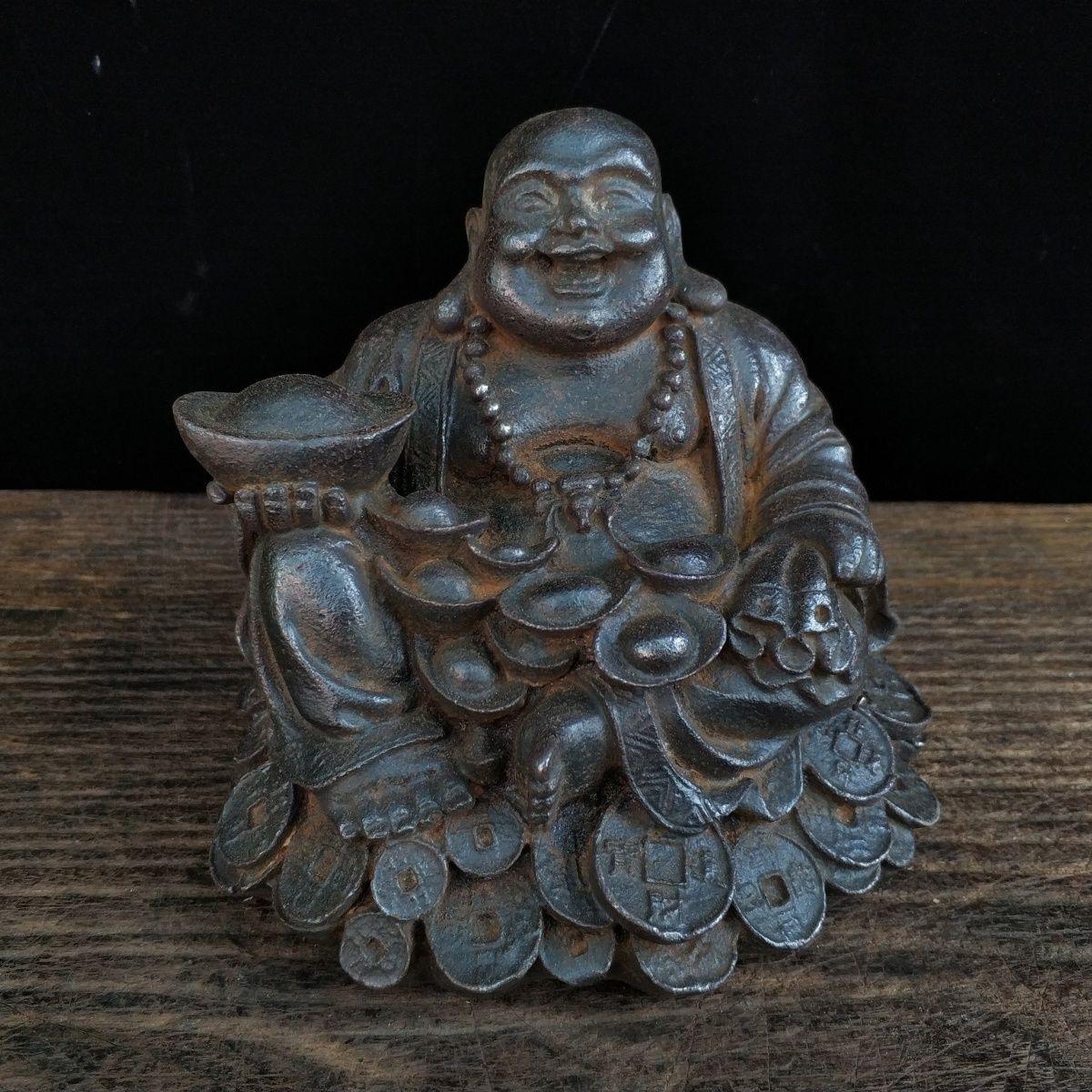 19e siècle - Bouddha riche et souriant en fer asiatique, assis sur des pièces de monnaie et portant de l'or - un symbole d'abondance et de bonne fortune

Entrez dans un monde de prospérité et de joie avec ce bouddha souriant asiatique en fer du XIXe