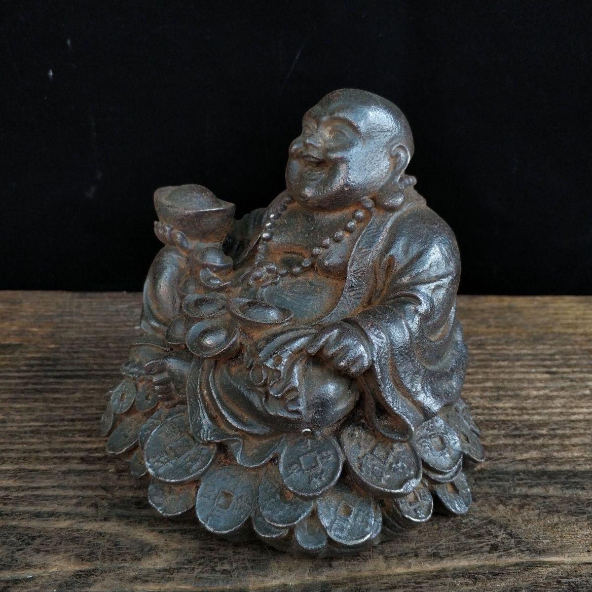 Bouddha jaillissant de richesse et souriant sur des pièces de monnaie, orné d'or, Asie du 19e siècle État moyen - En vente à 景德镇市, CN