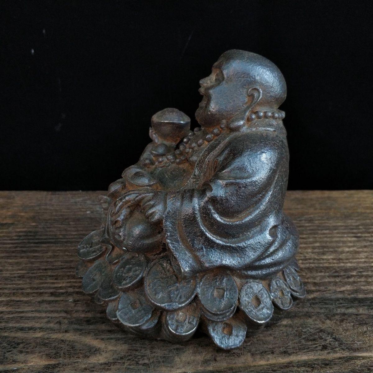 XIXe siècle Bouddha jaillissant de richesse et souriant sur des pièces de monnaie, orné d'or, Asie du 19e siècle en vente