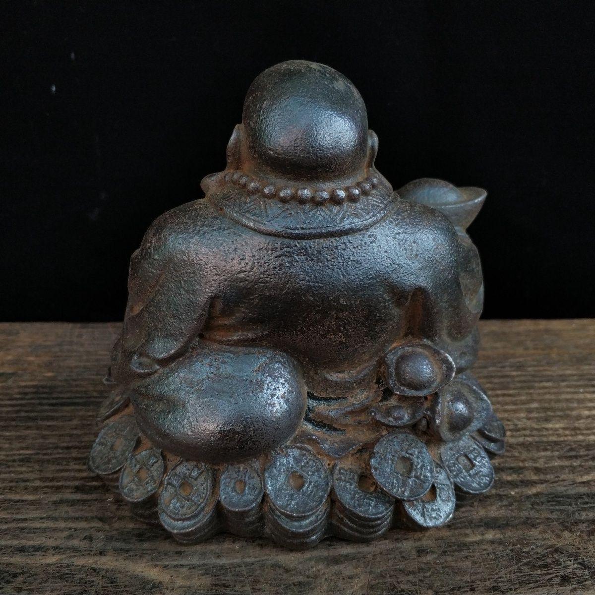 Fer Bouddha jaillissant de richesse et souriant sur des pièces de monnaie, orné d'or, Asie du 19e siècle en vente