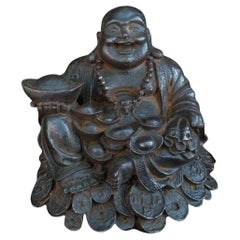 Asiatischer, wohlhabender, glänzender Buddha aus Eisen des 19. Jahrhunderts, der auf Münzen sitzt und Goldringe