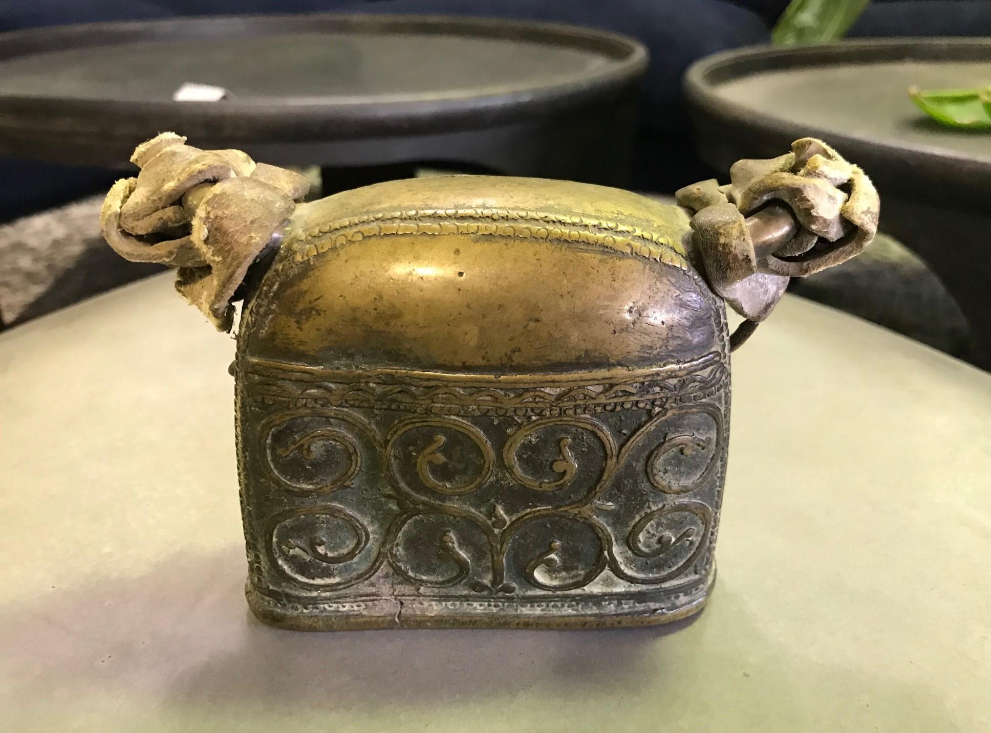 Fait main Cloche de vache primitive asiatique ou indienne du 19ème siècle en bronze avec sangles en cuir d'origine en vente