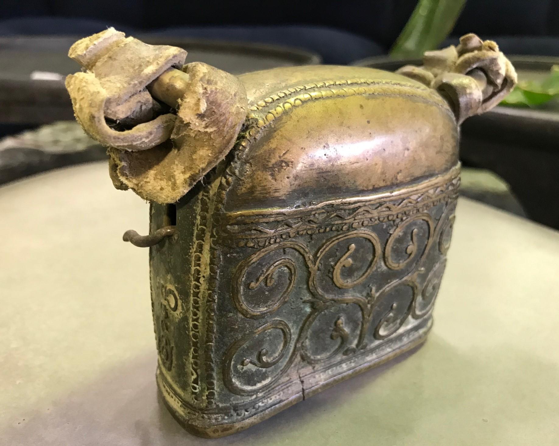 Asiatische oder indische primitive Bronze Kuhglocke Original Lederriemen aus dem 19. Jahrhundert im Zustand „Gut“ im Angebot in Studio City, CA