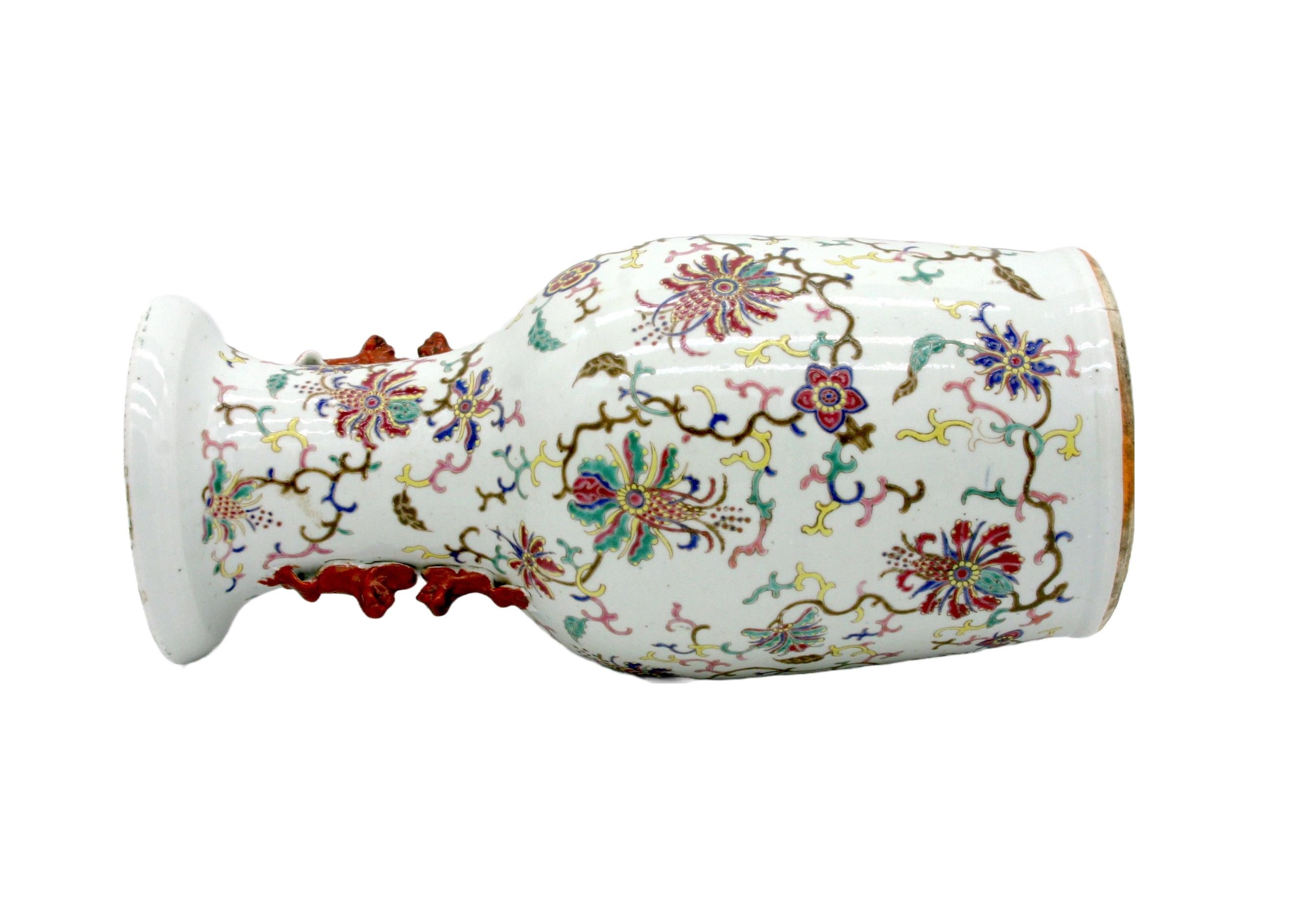 Asiatisches Porzellan des 19. Jahrhunderts Dekorative Vase/teilig (Handbemalt) im Angebot