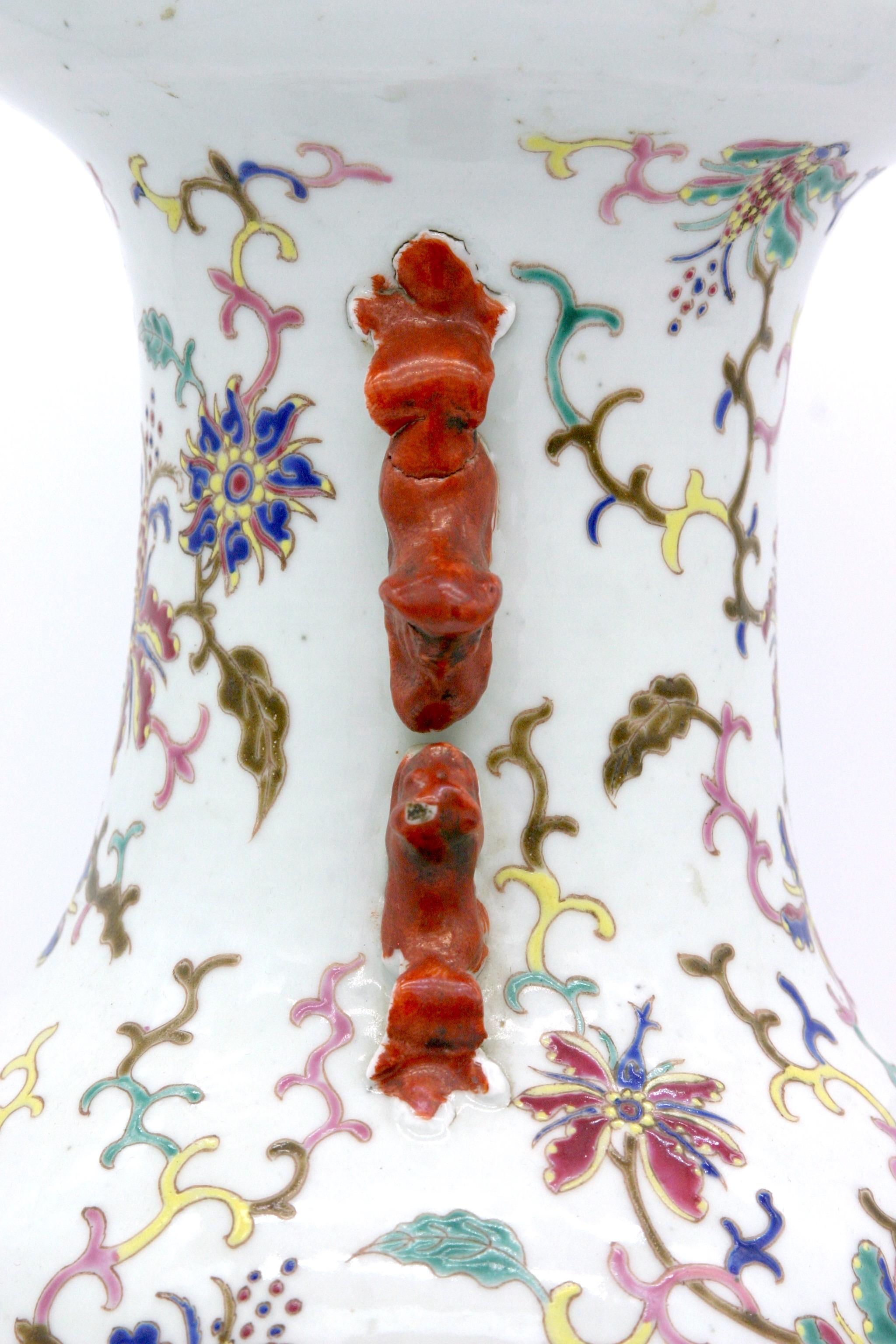 Asiatisches Porzellan des 19. Jahrhunderts Dekorative Vase/teilig (Spätes 19. Jahrhundert) im Angebot