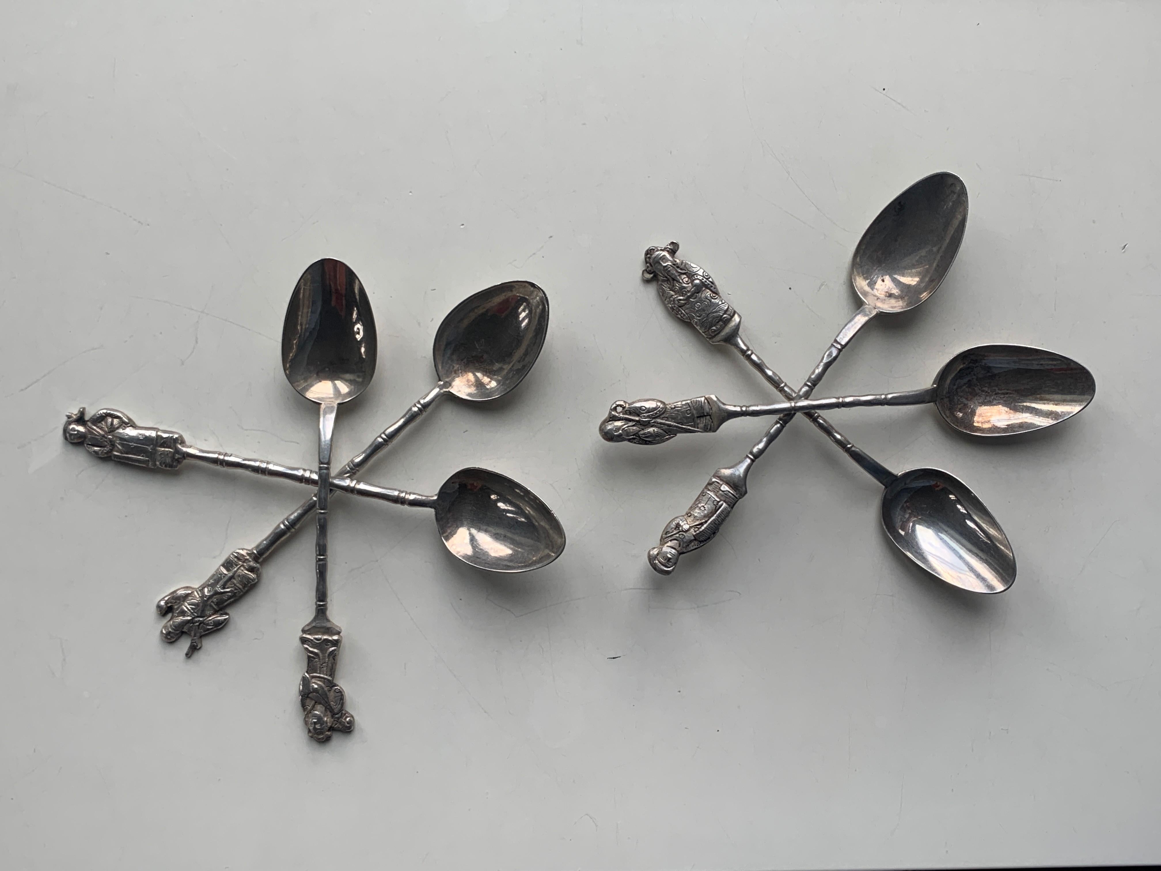 Set of six silver teaspoons, the handles simulating a bamboo branch topped with sinister palace figures, two of which have inscriptions on the back.
Asian work, weight: 75.70 G.
