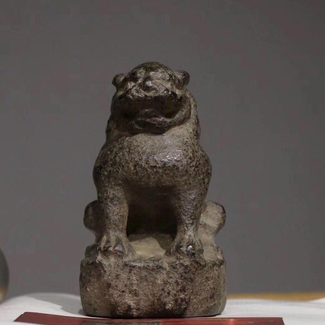 19th Century Asian Stone Hand Carving Sitting Lion Statue In Fair Condition For Sale In 景德镇市, CN
