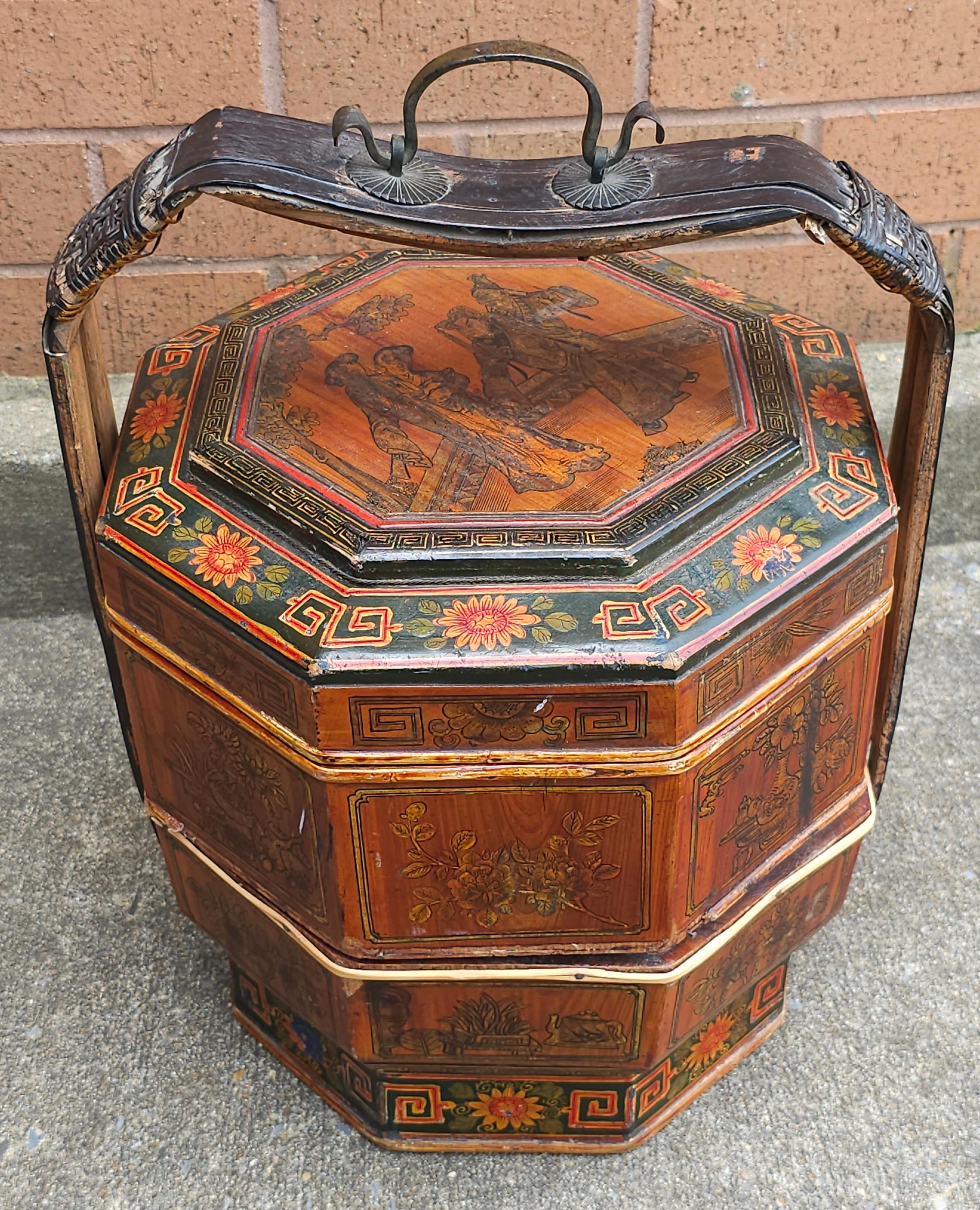 Cesto asiatico a due piani laccato e decorato del XIX secolo, con manico e coperchio.