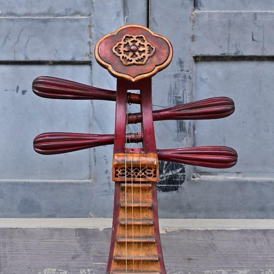 Asiatische Holzlackiertes Musikinstrument-Pfeifen mit Drachen-Löwen-Muster aus dem 19. Jahrhundert im Angebot 1