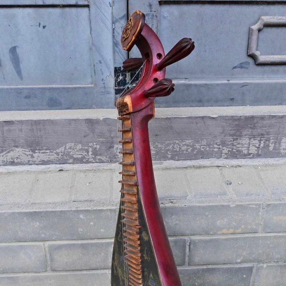 Asiatische Holzlackiertes Musikinstrument-Pfeifen mit Drachen-Löwen-Muster aus dem 19. Jahrhundert im Angebot 4