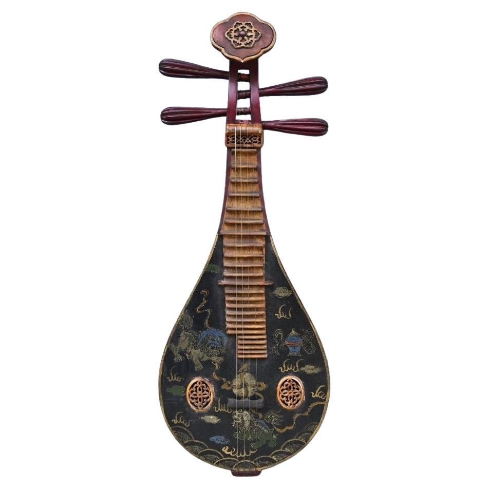 Strumento musicale asiatico in legno laccato del XIX secolo Pipa con motivo del drago e del leone