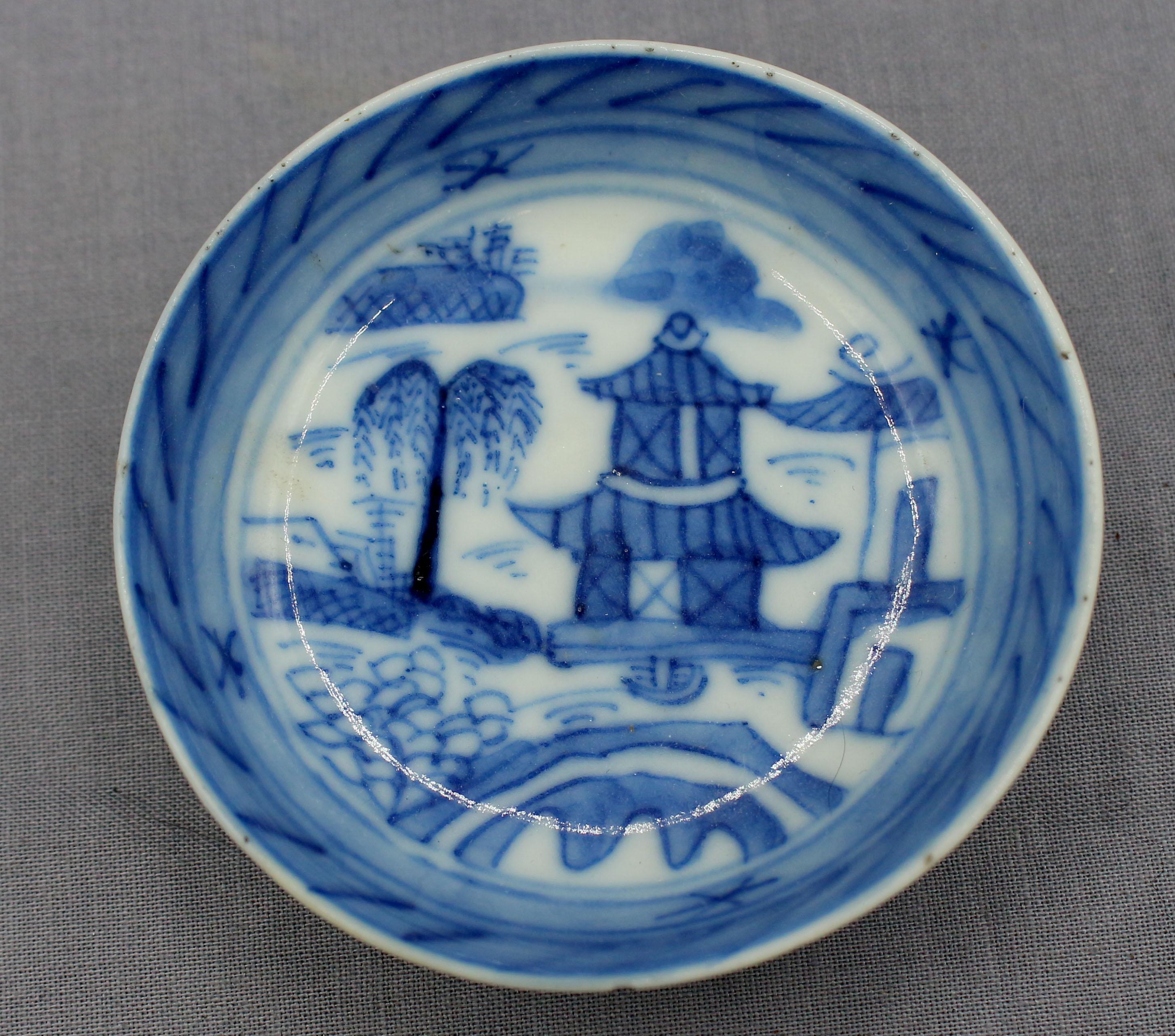 Exportation chinoise Ensemble assemblée du 19ème siècle de 10 plats à sel en porcelaine, exporté de Chine en vente