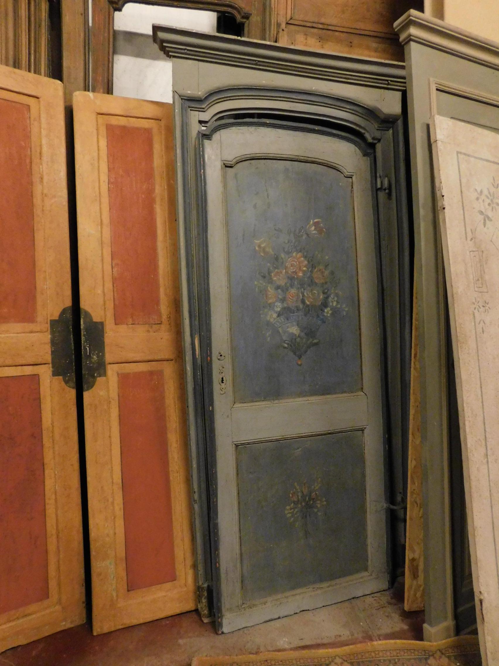 Antike Tür mit blau lackiertem Rahmen mit gemalten Blumen, schön und raffiniert, mit einem eleganten Geschmack, auch auf der Rückseite gemalt, mit einem 