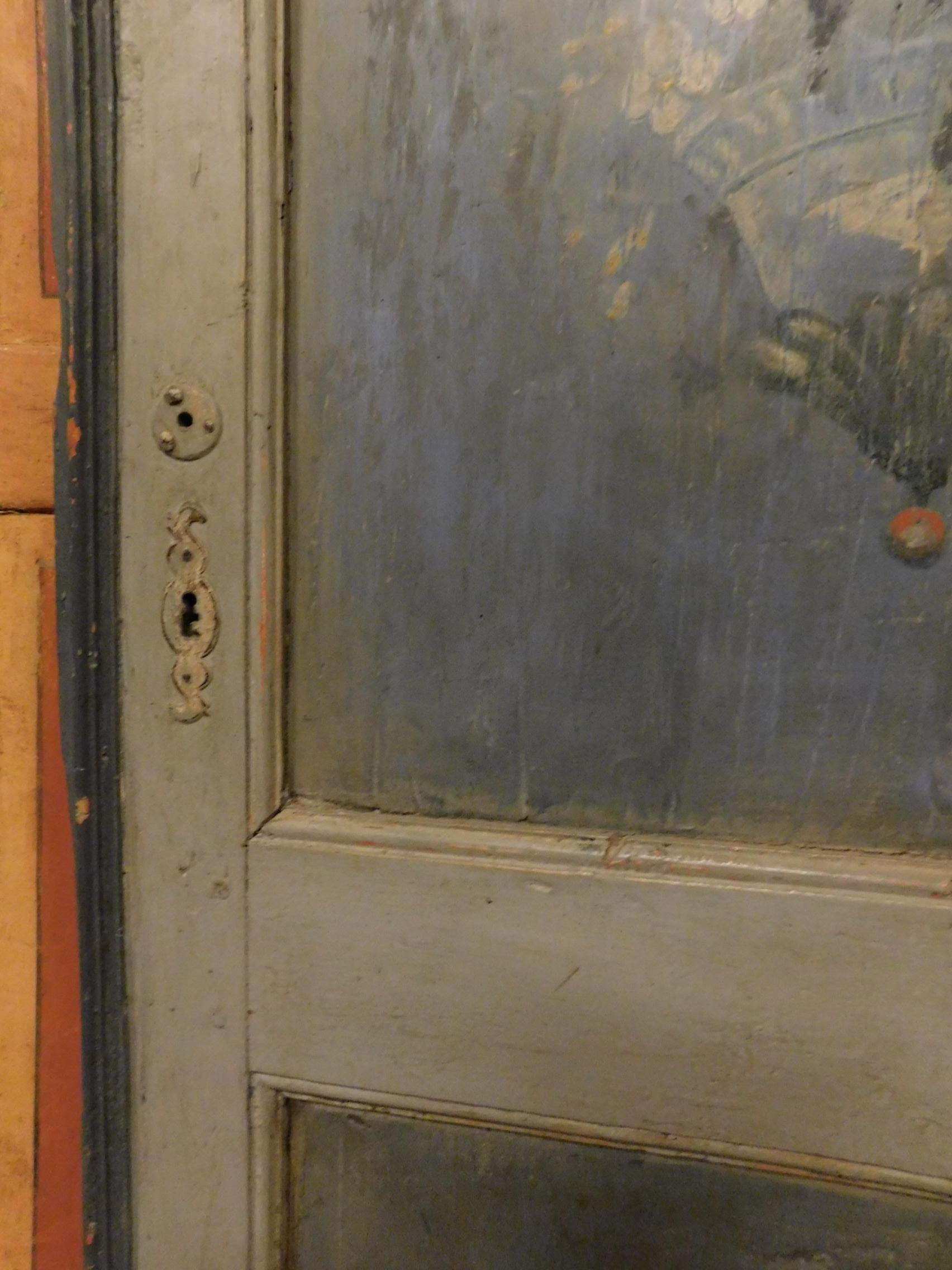 Antike blau lackierte Holztür des 19. Jahrhunderts mit Rahmen, Elegant im Zustand „Gut“ im Angebot in Cuneo, Italy (CN)