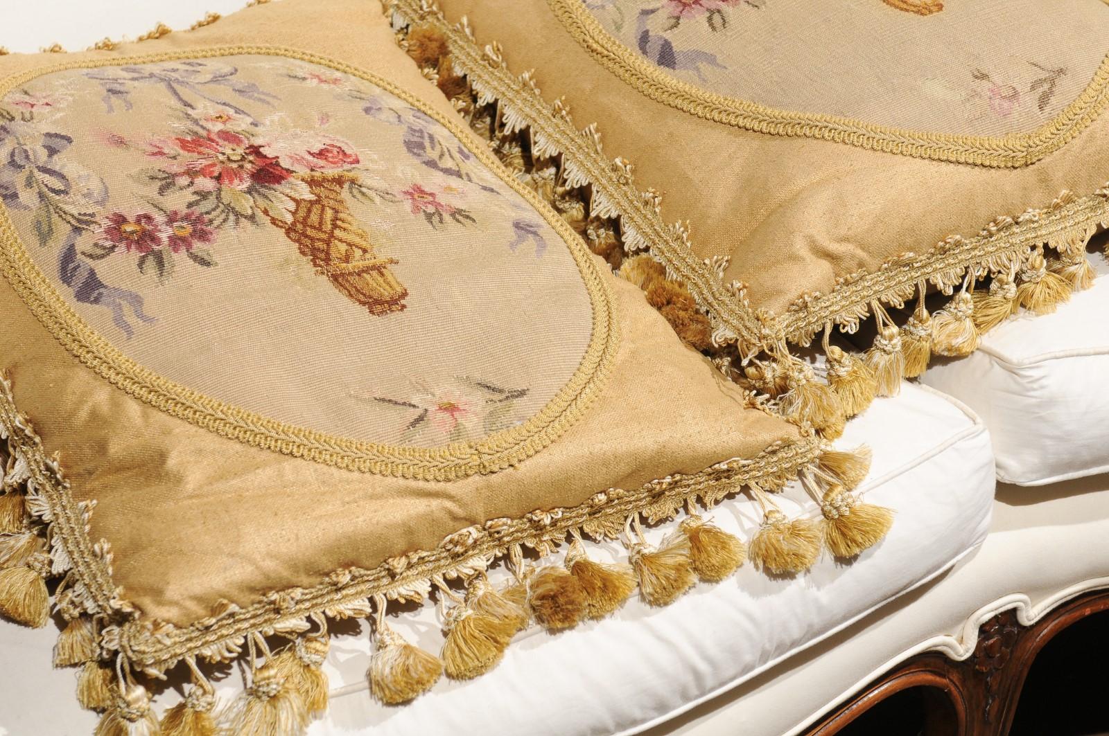 Cojines de tapiz de Aubusson del siglo XIX con ramilletes atados con cintas y borlas en venta 6