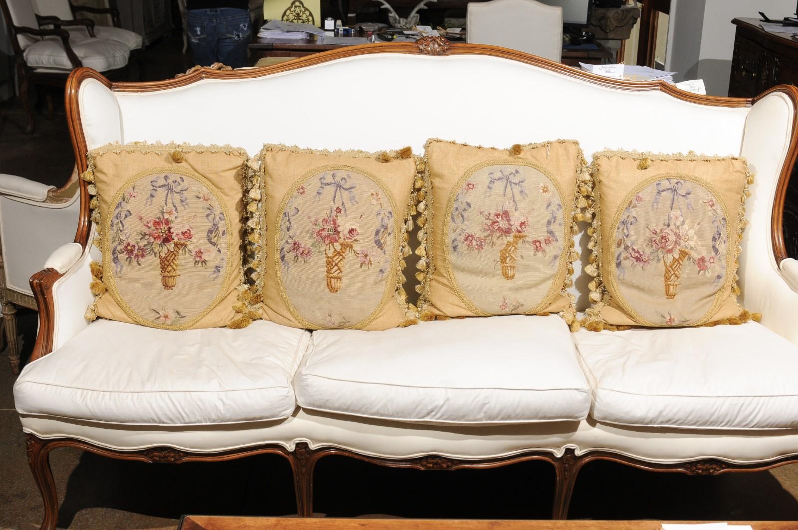 Cuatro almohadas francesas de tapiz de Aubusson del siglo XIX, con ramilletes de flores y borlas atadas con cintas, de precio y venta por separado. Nacidos en el centro de Francia durante el siglo XIX, cada uno de estos cojines verticales está