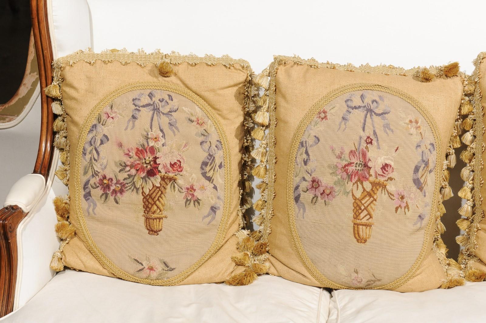 Cojines de tapiz de Aubusson del siglo XIX con ramilletes atados con cintas y borlas Francés en venta