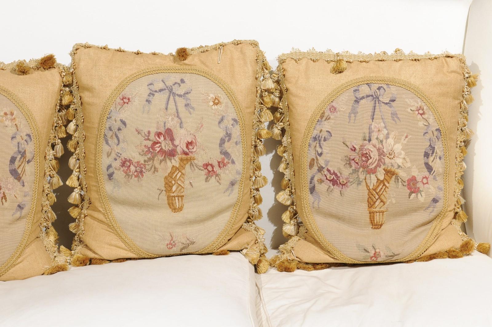 Cojines de tapiz de Aubusson del siglo XIX con ramilletes atados con cintas y borlas en Bueno estado para la venta en Atlanta, GA