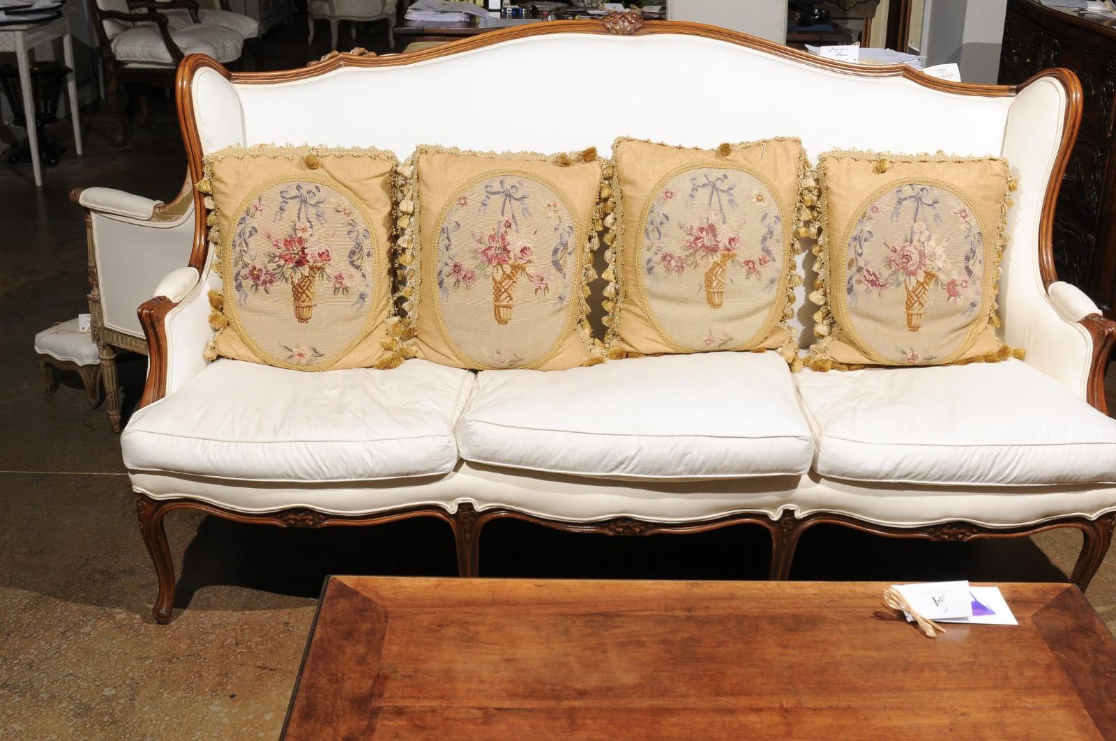 Cojines de tapiz de Aubusson del siglo XIX con ramilletes atados con cintas y borlas Tapiz en venta