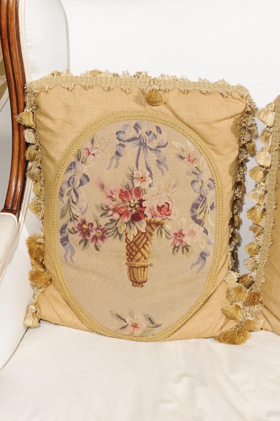 Cojines de tapiz de Aubusson del siglo XIX con ramilletes atados con cintas y borlas en venta 1