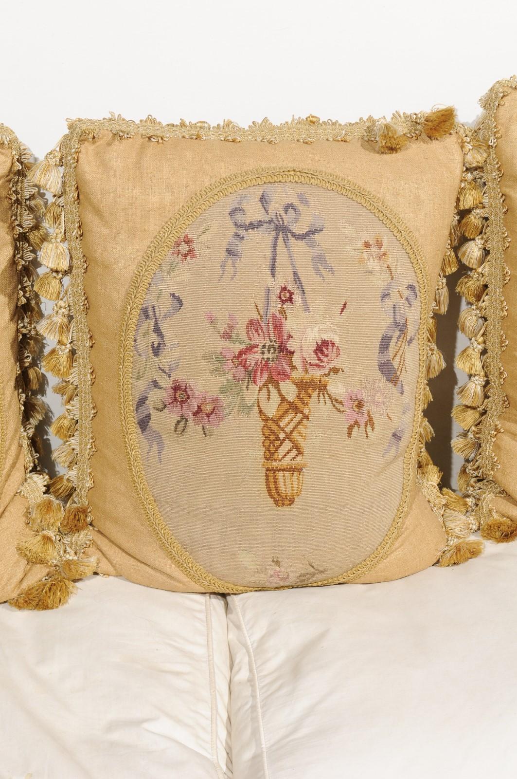 Cojines de tapiz de Aubusson del siglo XIX con ramilletes atados con cintas y borlas en venta 2