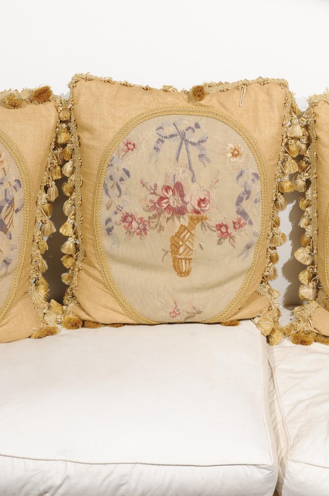Cojines de tapiz de Aubusson del siglo XIX con ramilletes atados con cintas y borlas en venta 3