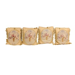 Cojines de tapiz de Aubusson del siglo XIX con ramilletes atados con cintas y borlas