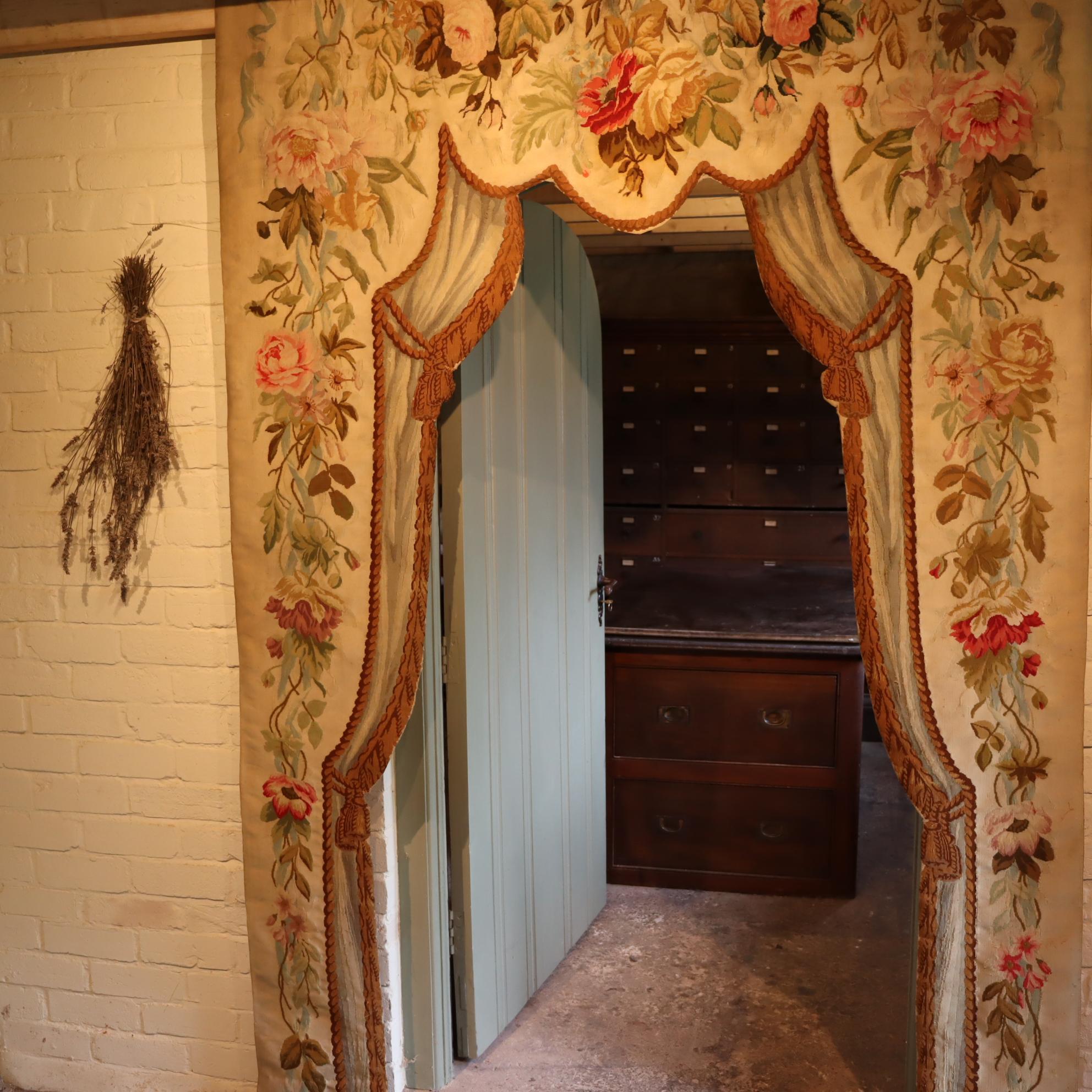 19. Jahrhundert Französisch Aubusson Wandteppich Portiere oder Tür umgeben. 
Gewebte Blumenblätter auf cremefarbenem Grund, umrahmt von L'Oeil-Borten und Quasten. Mit hessischem Hintergrund.

Hinweis: Unsere Bilder zeigen nicht die volle Größe