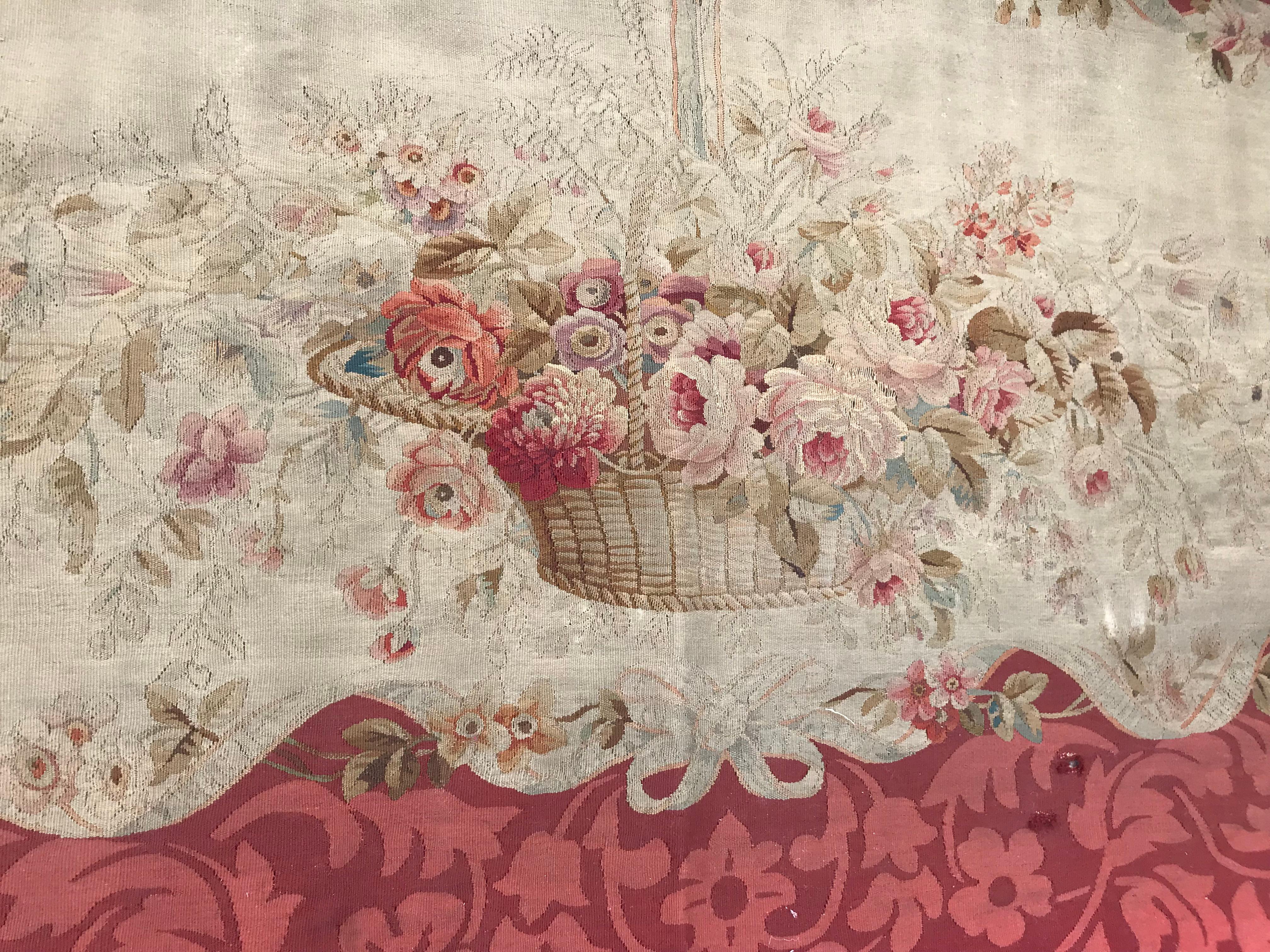 Belle tapisserie ancienne d'Aubusson, avec un magnifique design floral et de belles couleurs avec du rouge, du rose, du violet, du vert et du jaune, entièrement tissée à la main, avec de la laine et de la soie sur une base de coton, faite à