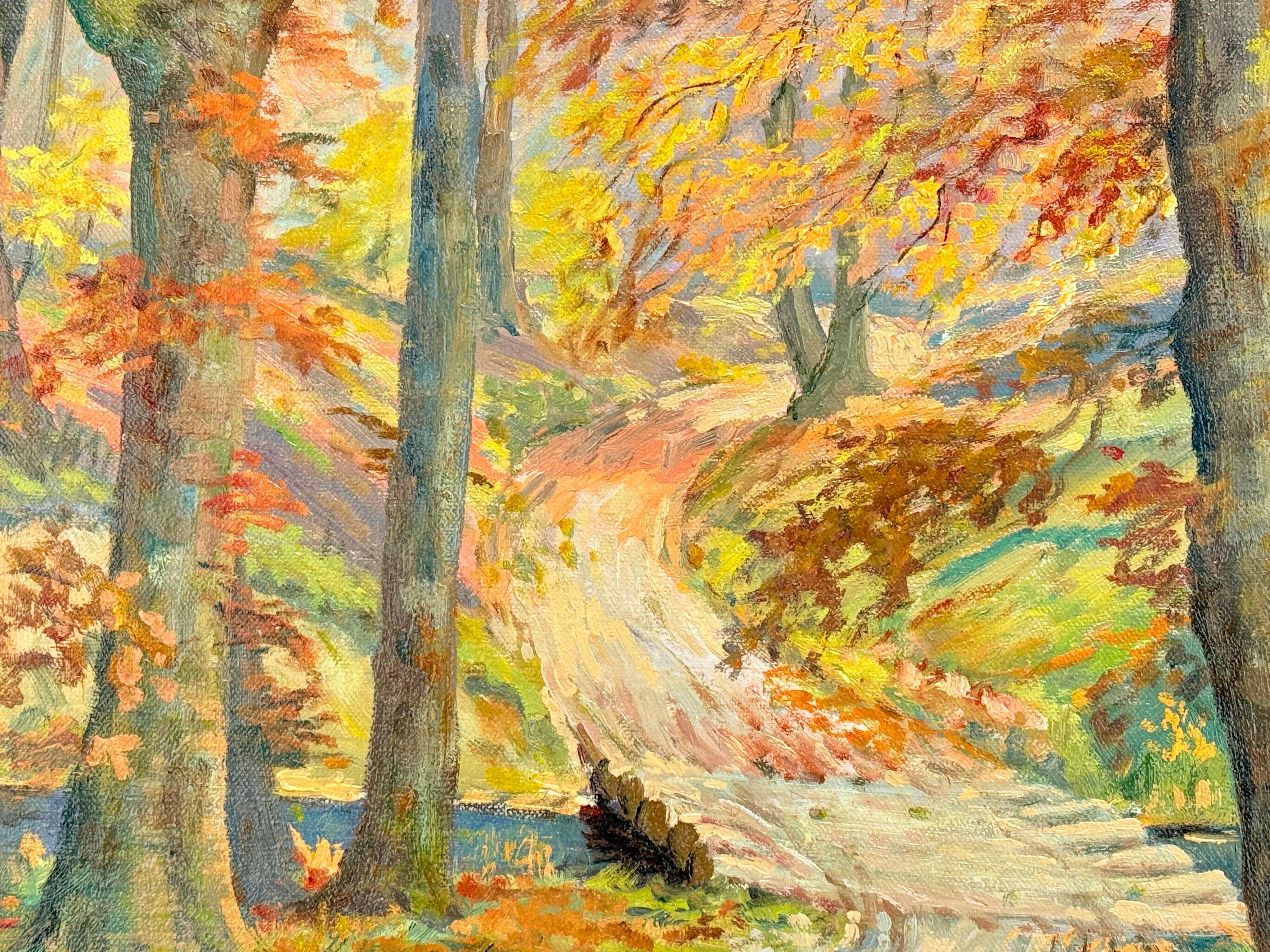 Unten rechts signiert, aber nicht identifiziert. 

Diese leuchtende, herbstliche Waldszene zeigt einen gewundenen Landweg, der sich sanft durch ein dichtes Blätterdach schlängelt, dessen Laub in einer Symphonie aus Gold, Bernstein, Karminrot und