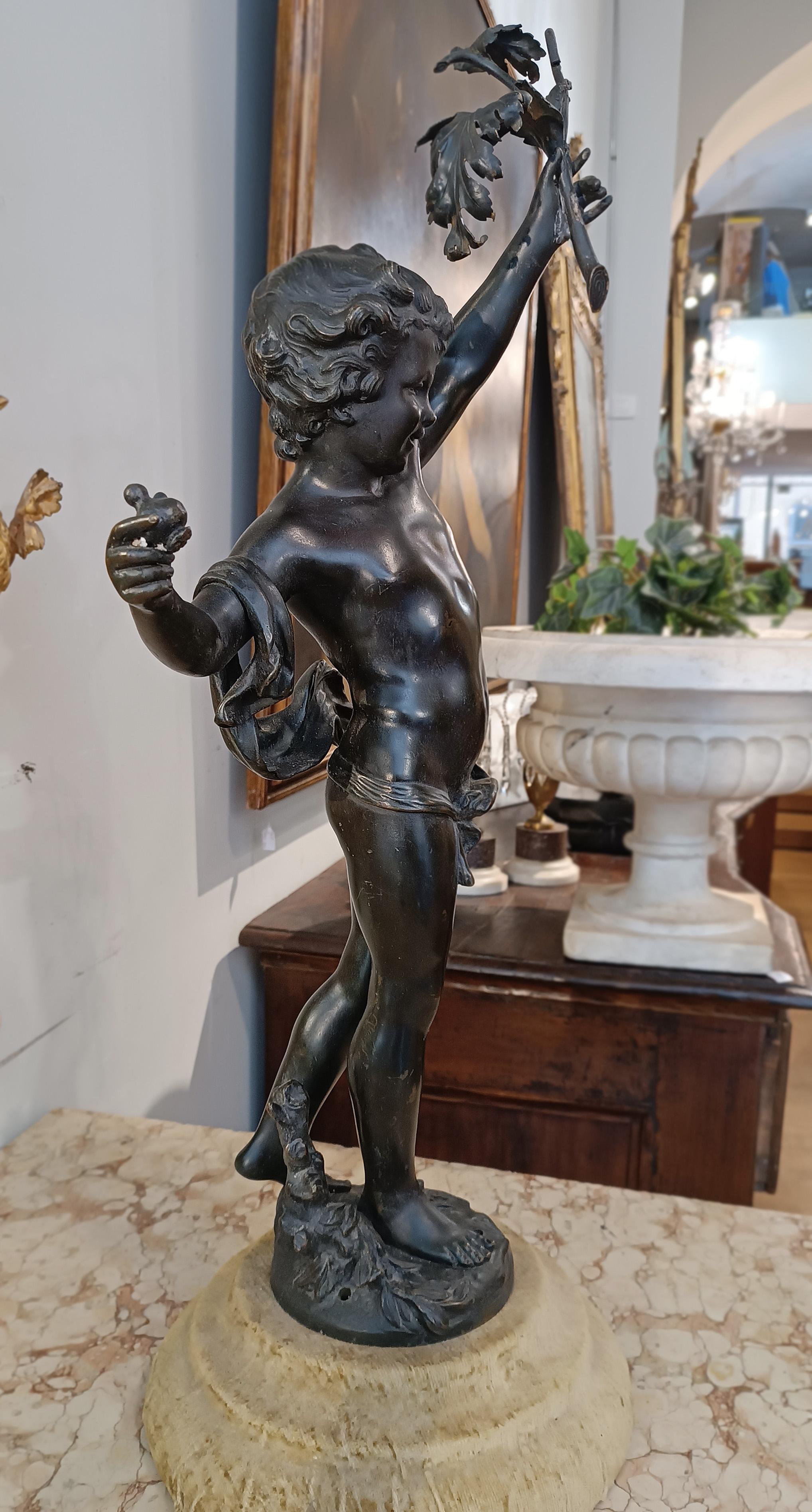 Bedeutende Skulptur aus Bronze im Wachsausschmelzverfahren mit dunkler Patina, die Dionysos als Kind darstellt. Der Gott hält seine charakteristischen Attribute in den Händen: einen Lorbeerzweig in der linken Hand, Symbol des Sieges und des Ruhmes,