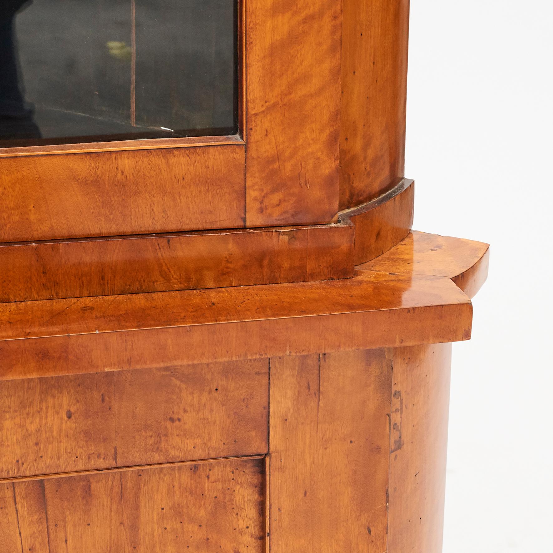 19th Century Austrian Biedermeier Corner Cabinet in Flame Birch Veneer In Good Condition In Kastrup, DK