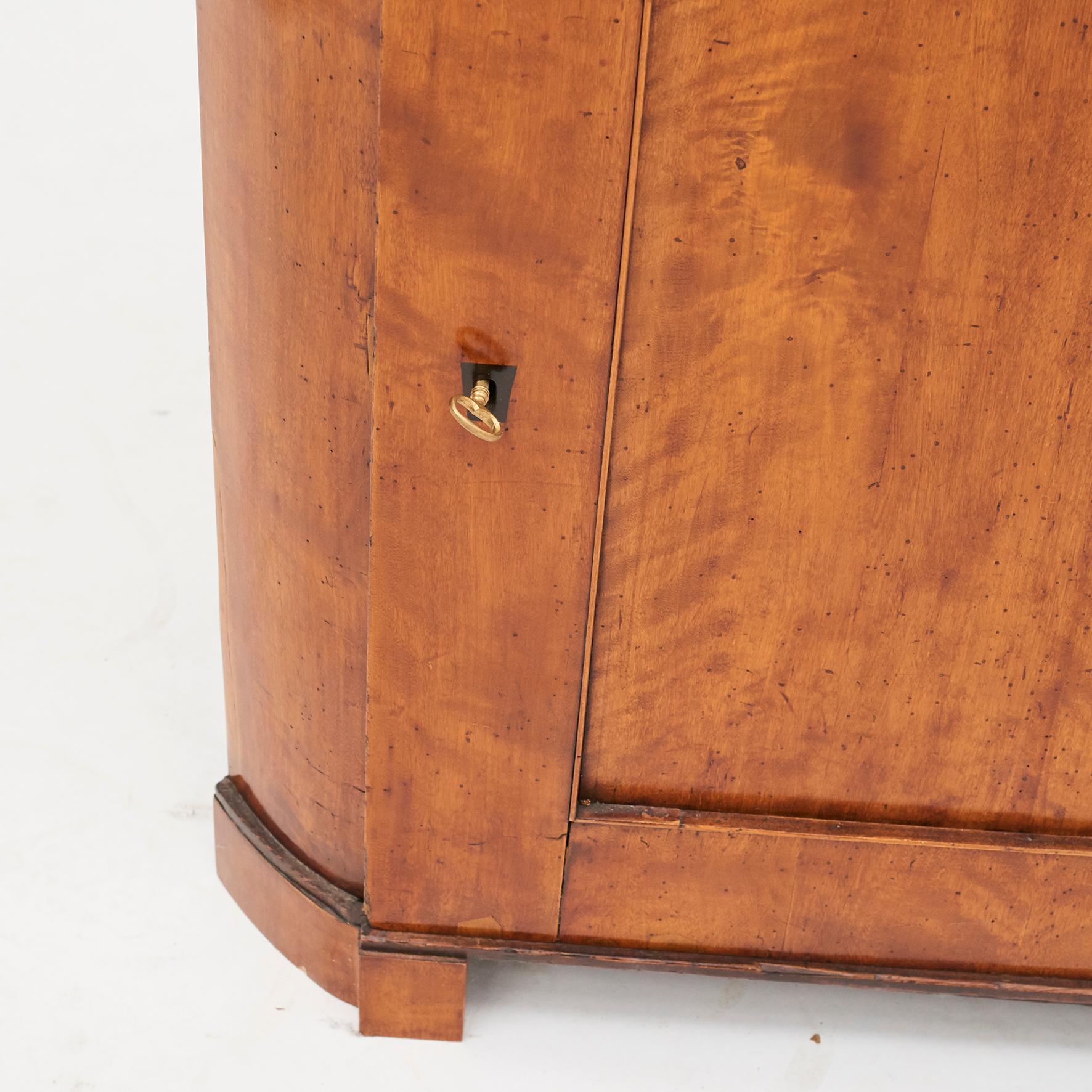 19th Century Austrian Biedermeier Corner Cabinet in Flame Birch Veneer 4