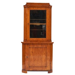 armoire d'angle Biedermeier autrichienne du 19e siècle en placage de bouleau flammé