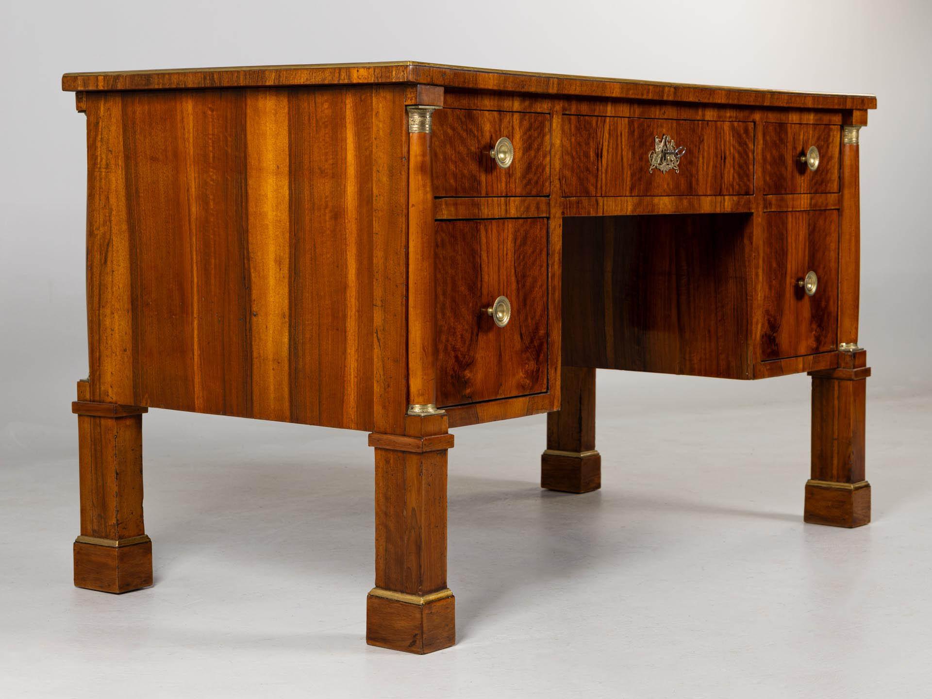 19. Jahrhundert Österreichischer Biedermeier-Schreibtisch, Nussbaum, Wien um 1820 im Angebot 5