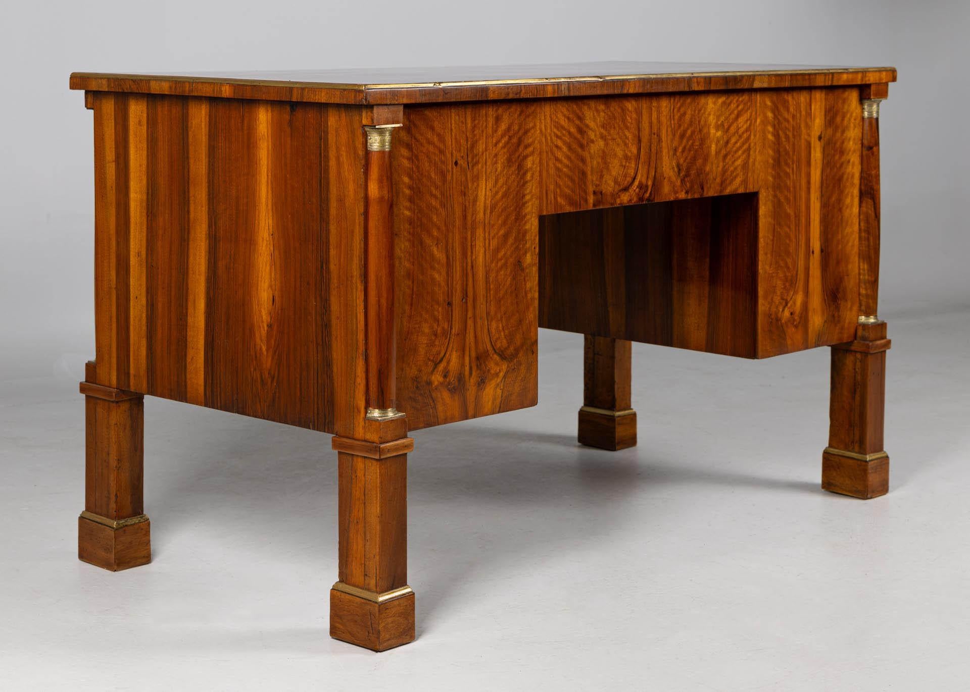19. Jahrhundert Österreichischer Biedermeier-Schreibtisch, Nussbaum, Wien um 1820 im Angebot 6