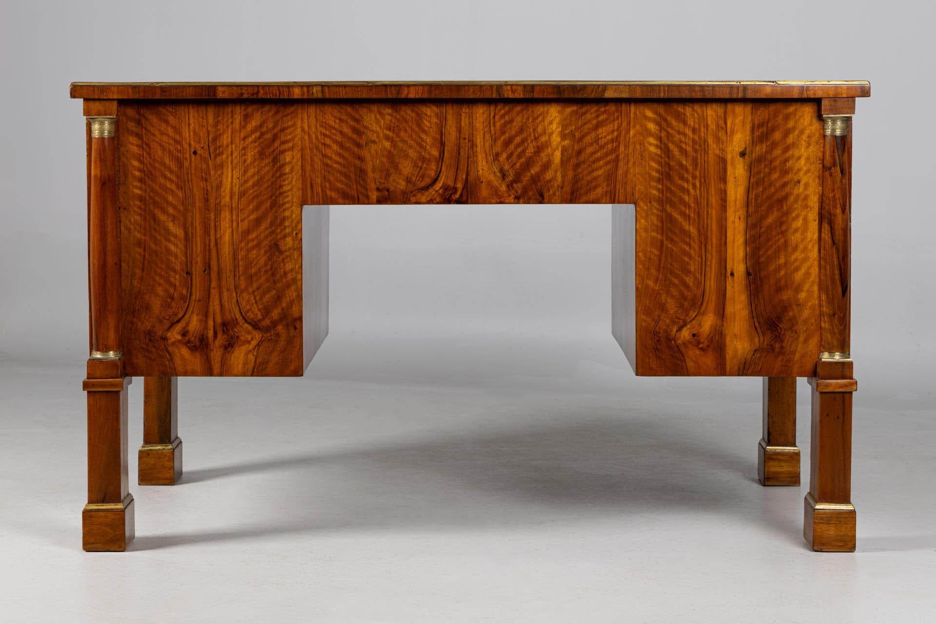 19. Jahrhundert Österreichischer Biedermeier-Schreibtisch, Nussbaum, Wien um 1820 im Angebot 7