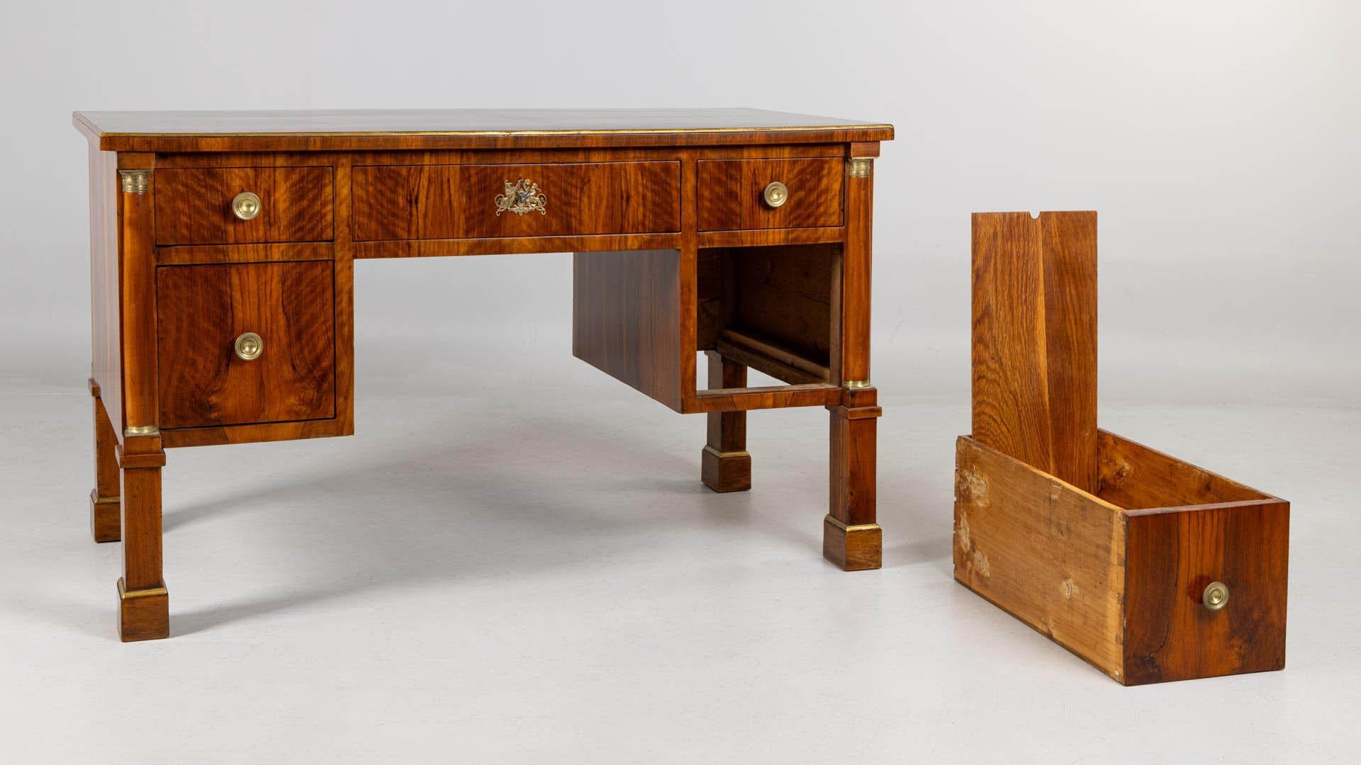19. Jahrhundert Österreichischer Biedermeier-Schreibtisch, Nussbaum, Wien um 1820 im Angebot 8