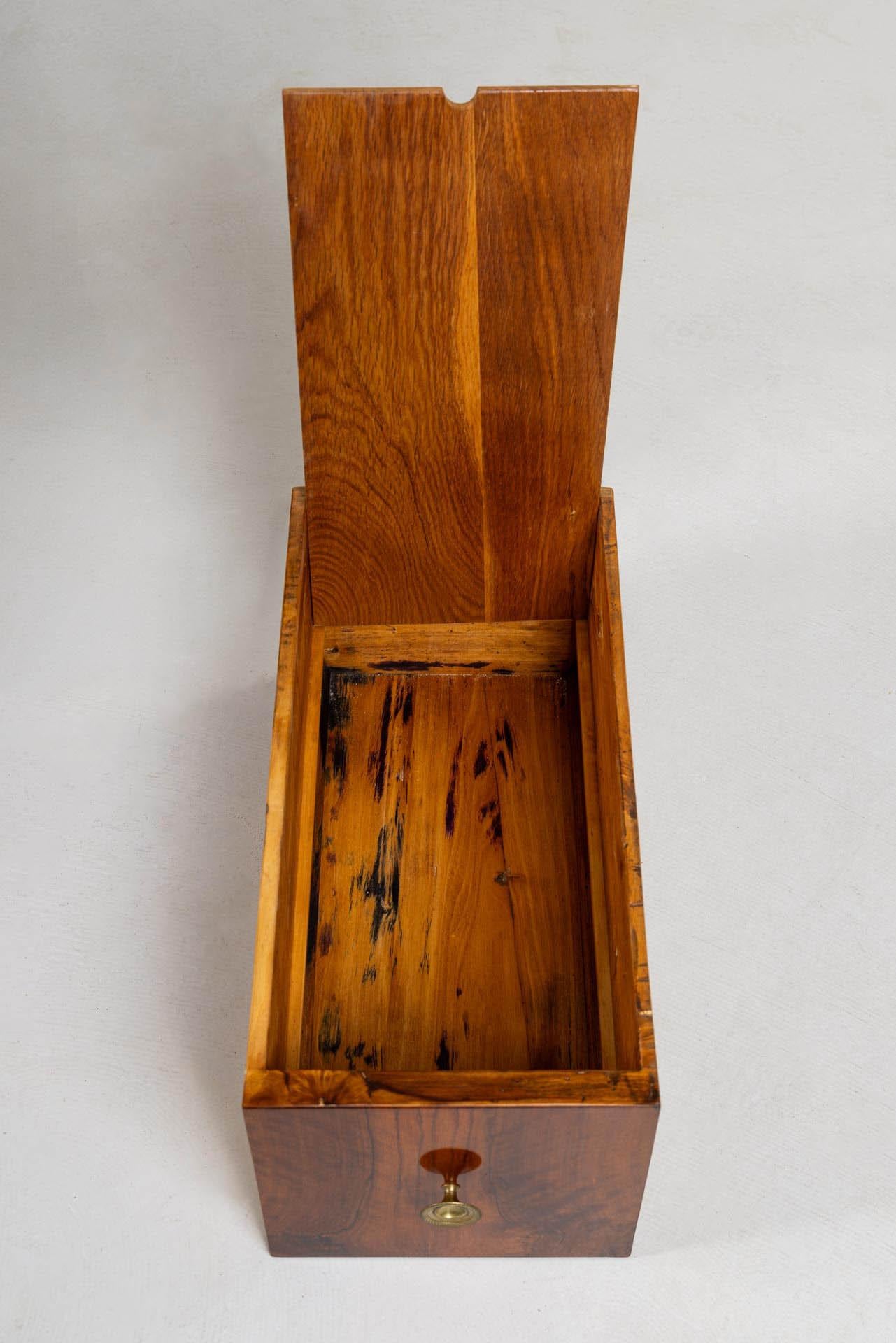 19. Jahrhundert Österreichischer Biedermeier-Schreibtisch, Nussbaum, Wien um 1820 im Angebot 9