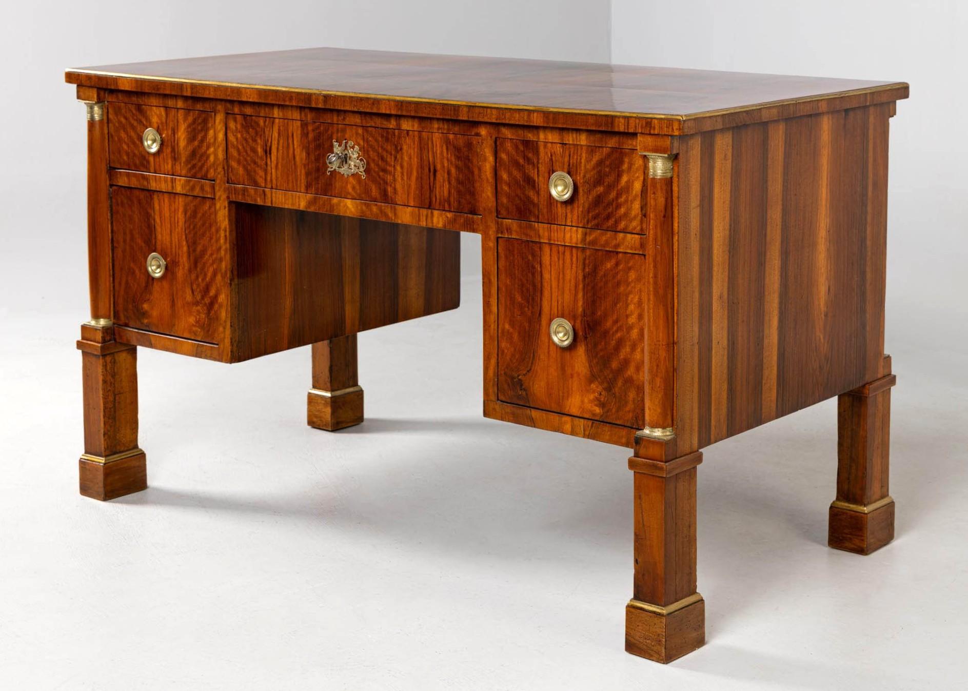 Biedermeier- oder Empire-Schreibtisch, um 1820

Wien
Walnuss
Biedermeier um 1820

Abmessungen: H x B x T: 80 x 134 x 68 cm

Beschreibung:
Schreibtisch auf massiven, hohen Vierkantbeinen mit einem außergewöhnlich schönen Furnierbild.

Flankiert von