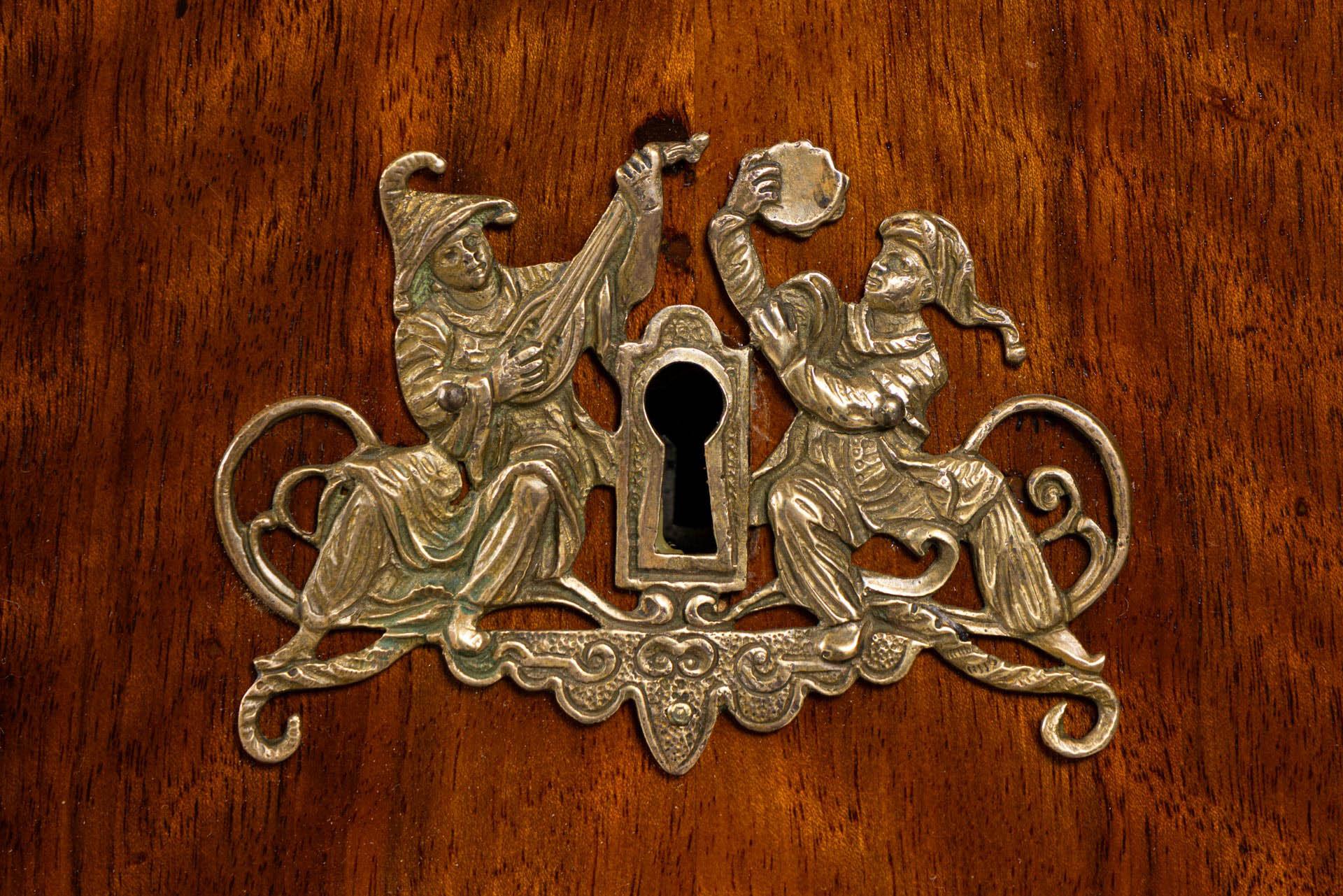 19. Jahrhundert Österreichischer Biedermeier-Schreibtisch, Nussbaum, Wien um 1820 im Zustand „Gut“ im Angebot in Greven, DE